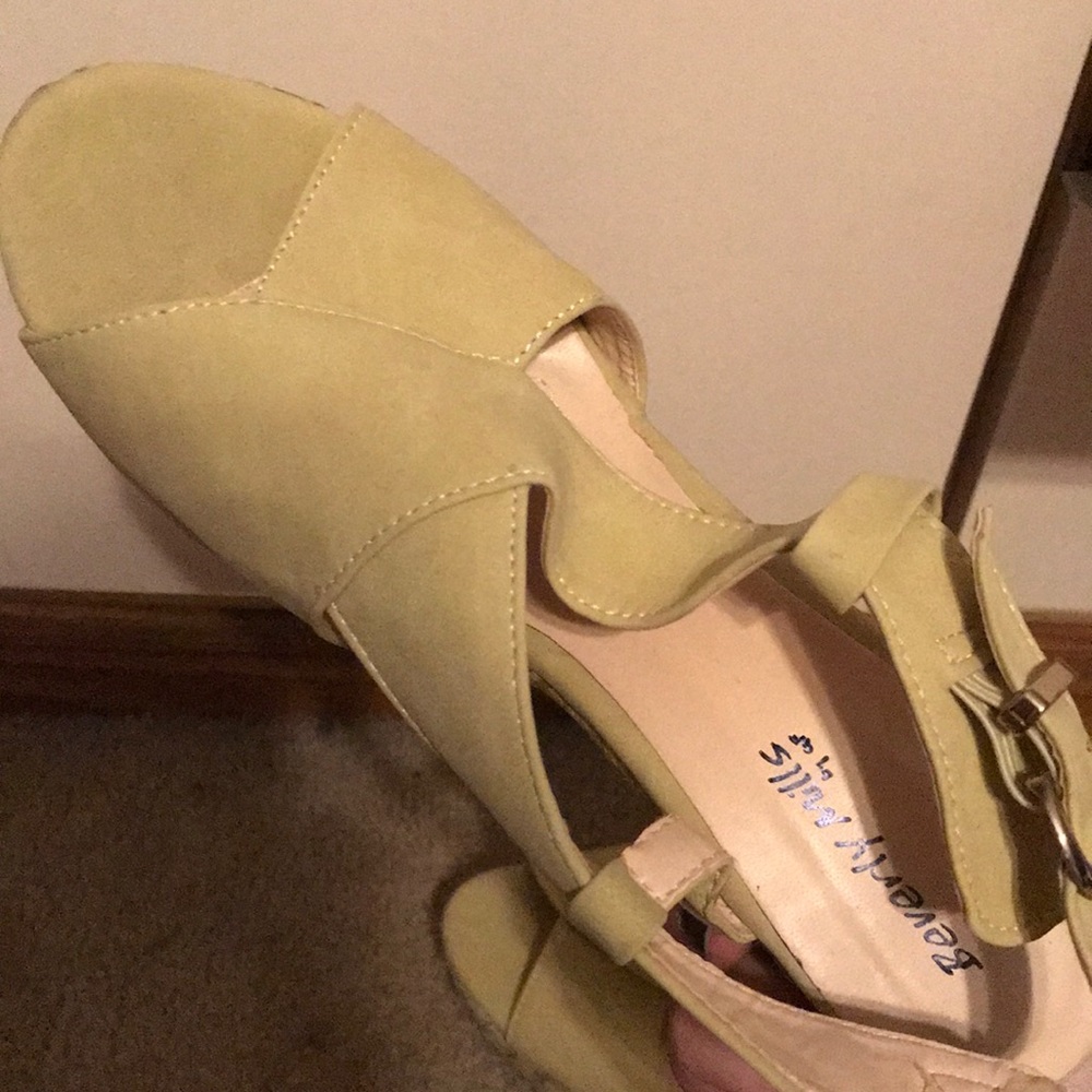 Yellow Heels - Picture 4 of 4